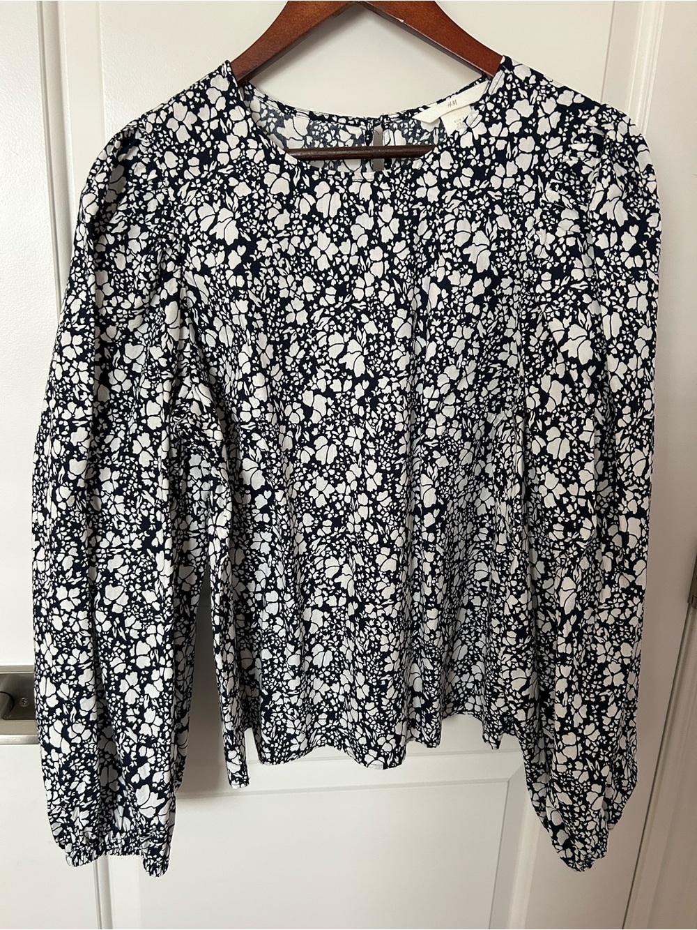 EUC H&M Women's Navy Blue & White Floral Long-Sleeve Blouse Puff Sleeve Sz S